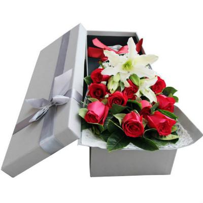 11朵红玫瑰+2朵香水百合花束 同城鲜花配送