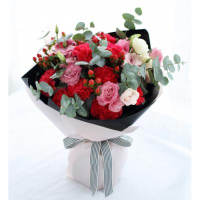 11朵红色康乃馨，4朵粉色桔梗花束 同城鲜花配送