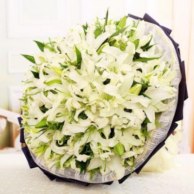 19朵多头香水白百合花束 同城鲜花配送
