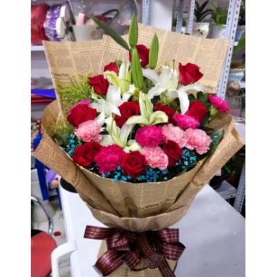 11朵红玫瑰+9朵混搭康乃馨+3朵香水百合花束 同城鲜花配送